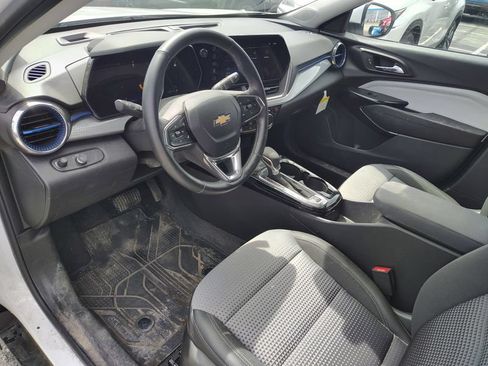 Used 2025 Chevrolet Trax LT w/ LT Convenience Package FWD image 9