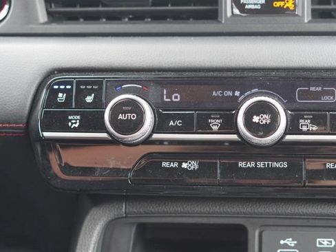 Used 2025 Honda Pilot Black Edition image 31