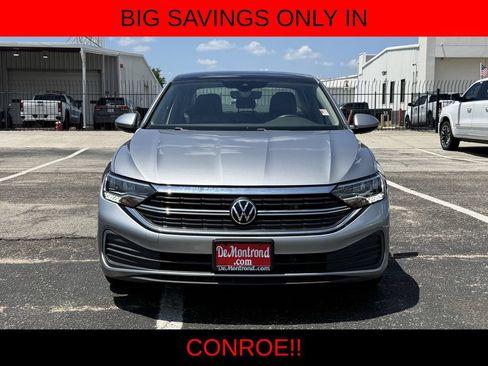 Used 2024 Volkswagen Jetta SE FWD image 2