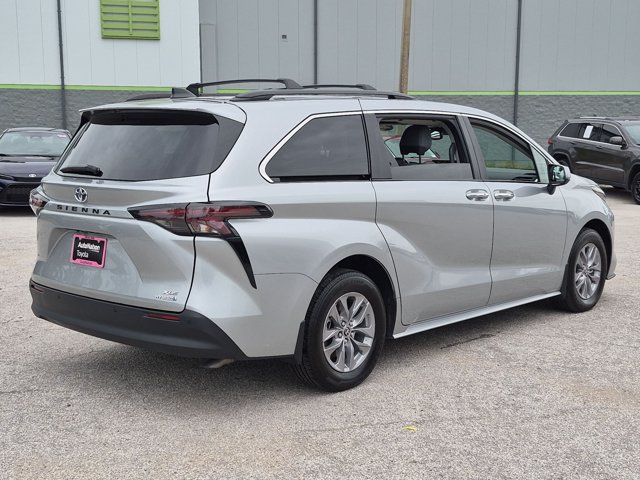 Used 2024 Toyota Sienna XLE FWD image 5