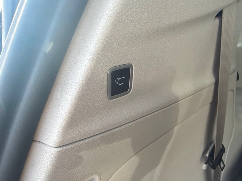 Used 2020 Chrysler Voyager Lxi FWD image 12
