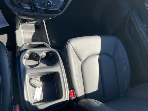 New 2026 Chrysler Pacifica Select image 14