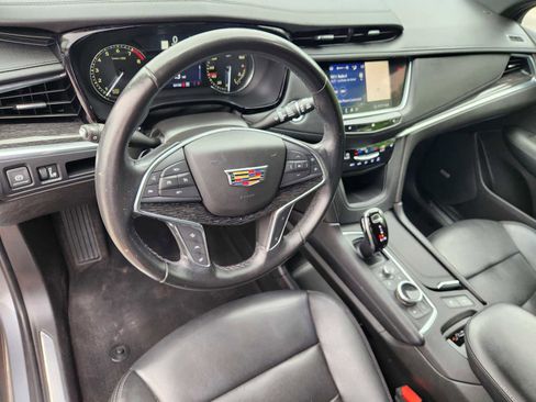 Used 2020 Cadillac XT5 Premium Luxury AWD/4WD image 2
