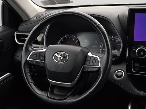 Used 2023 Toyota Highlander XLE FWD image 19