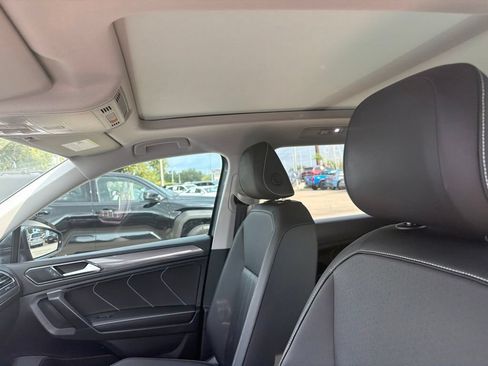 Used 2023 Volkswagen Tiguan SE w/ Panoramic Sunroof Package FWD image 8