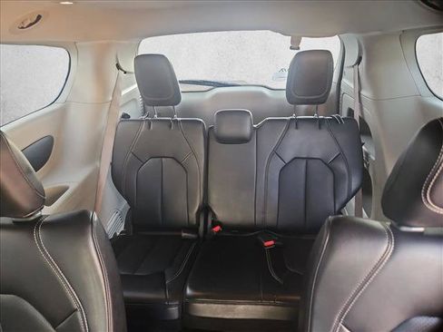 Used 2023 Chrysler Pacifica Touring-L FWD image 20
