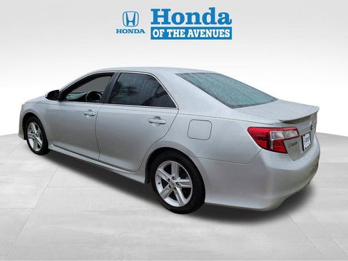 Used 2014 Toyota Camry SE image 3