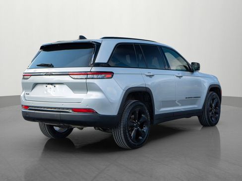 Used 2023 Jeep Grand Cherokee Altitude image 7