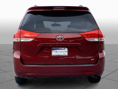 Used 2013 Toyota Sienna LE image 4