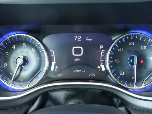 Used 2024 Chrysler Pacifica Touring-L FWD image 24