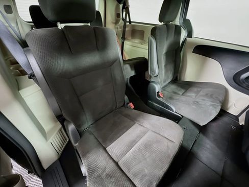 Used 2016 Dodge Grand Caravan SE image 25