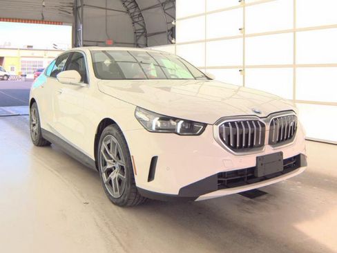 Used 2024 BMW i5 eDrive40i w/ Convenience Package image 4