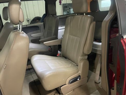 Used 2015 Chrysler Town & Country Touring-L image 18