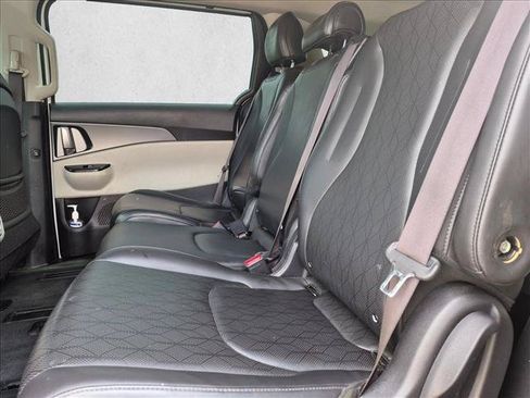 Used 2022 Kia Carnival LX FWD image 17