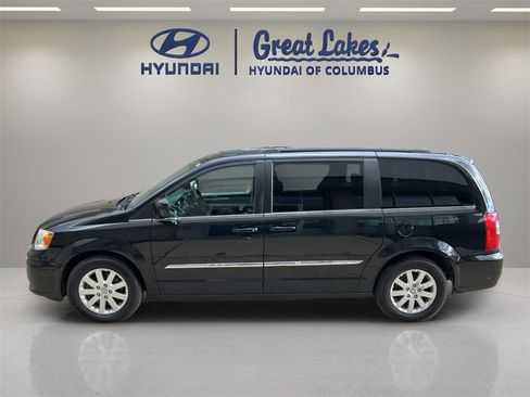 Used 2014 Chrysler Town & Country Touring image 2