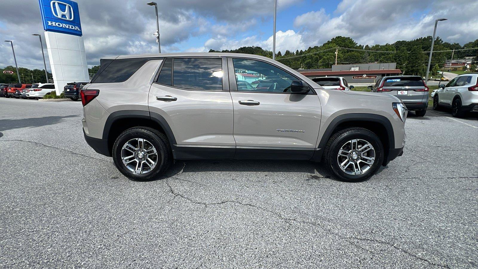 Used 2025 GMC Terrain Elevation AWD/4WD image 3