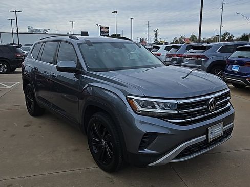 Used 2023 Volkswagen Atlas SE image 3