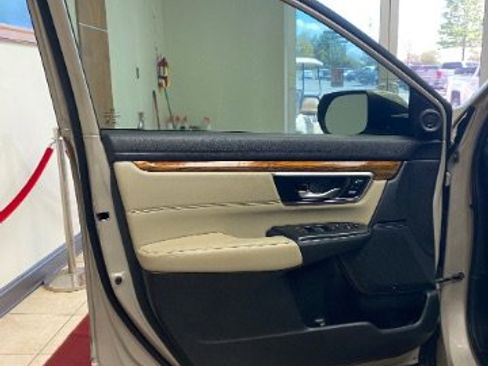 Used 2018 Honda CR-V Touring image 14