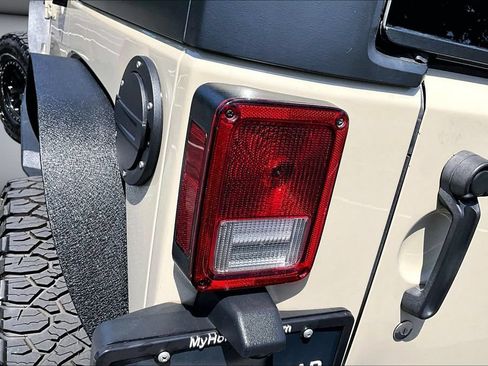 Used 2018 Jeep Wrangler Unlimited Rubicon w/ Connectivity Group AWD/4WD image 22