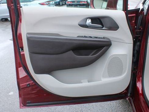 Used 2017 Chrysler Pacifica Touring-L w/ Tire & Wheel Group FWD image 10
