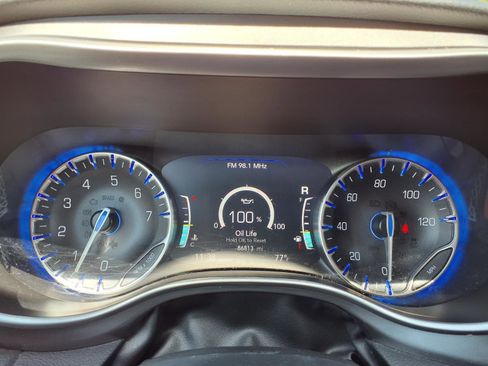 Used 2023 Chrysler Pacifica Touring-L image 27