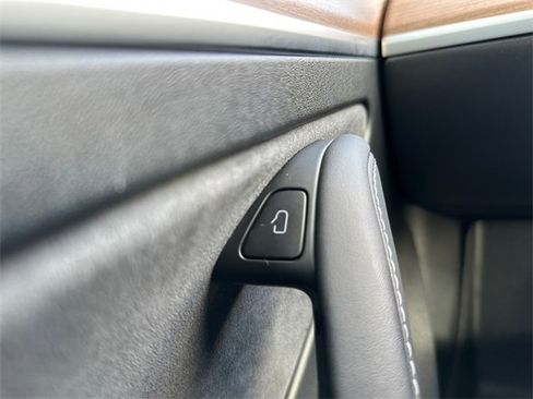Used 2023 Tesla Model 3 Standard Range image 18