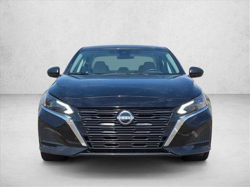 Used 2025 Nissan Altima 2.5 SV FWD image 2