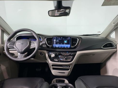 Used 2023 Chrysler Pacifica Touring-L image 12