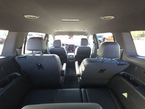 Used 2024 GMC Acadia Elevation image 15