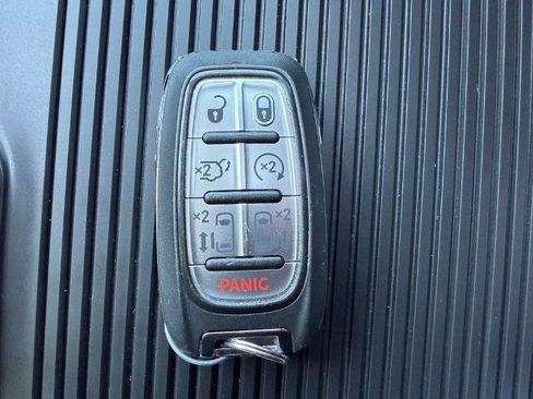 Used 2023 Chrysler Pacifica Limited AWD/4WD image 31