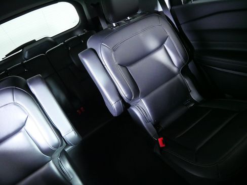 Used 2023 Ford Explorer XLT AWD/4WD image 14