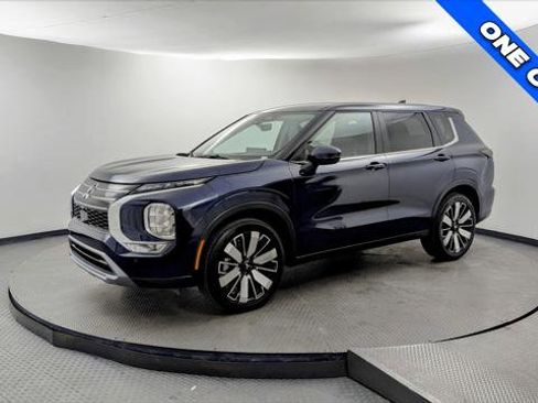 Used 2025 Mitsubishi Outlander SE FWD image 2