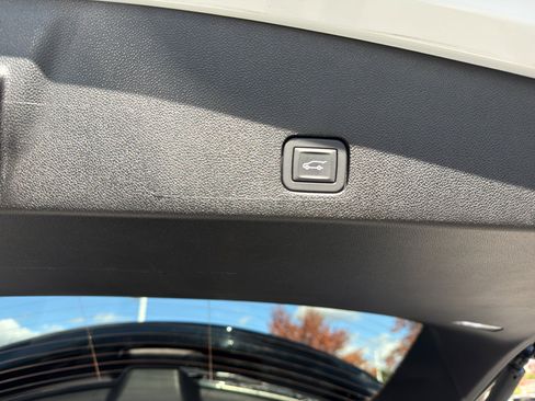 Used 2025 Cadillac XT6 Luxury image 30