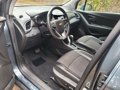 Used 2021 Chevrolet Trax LT w/ LT Convenience Package image 12