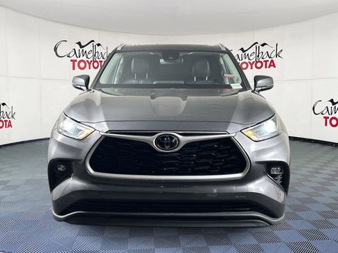 Used 2022 Toyota Highlander XLE FWD image 3