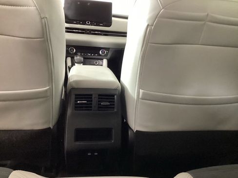 Used 2025 Mitsubishi Outlander SE FWD image 30