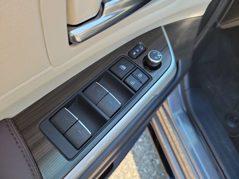 Used 2023 Toyota Sienna Platinum FWD image 23