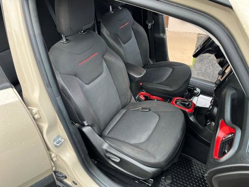 Used 2016 Jeep Renegade Trailhawk w/ Safety & Security Group image 29