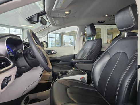 Used 2024 Chrysler Pacifica Touring-L FWD image 22