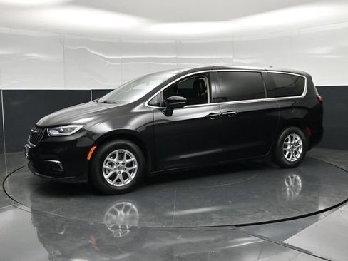 Certified 2023 Chrysler Pacifica Touring-L FWD image 9