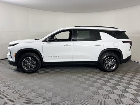 Used 2025 Chevrolet Traverse LT image 2