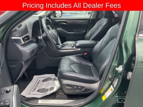 Used 2023 Toyota Highlander Limited AWD/4WD image 2