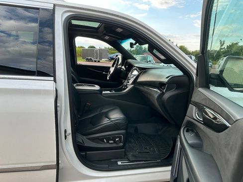 Used 2019 Cadillac Escalade Platinum AWD/4WD image 28