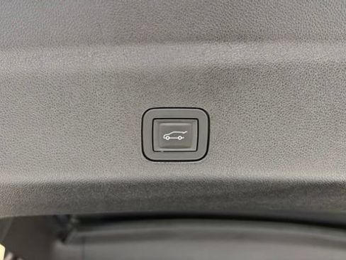 Used 2025 Chevrolet Tahoe High Country AWD/4WD image 6