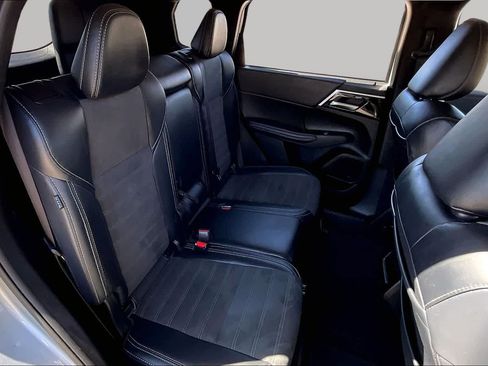 Used 2024 Mitsubishi Outlander SE FWD image 19