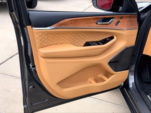 Used 2025 Jeep Grand Cherokee Summit image 22