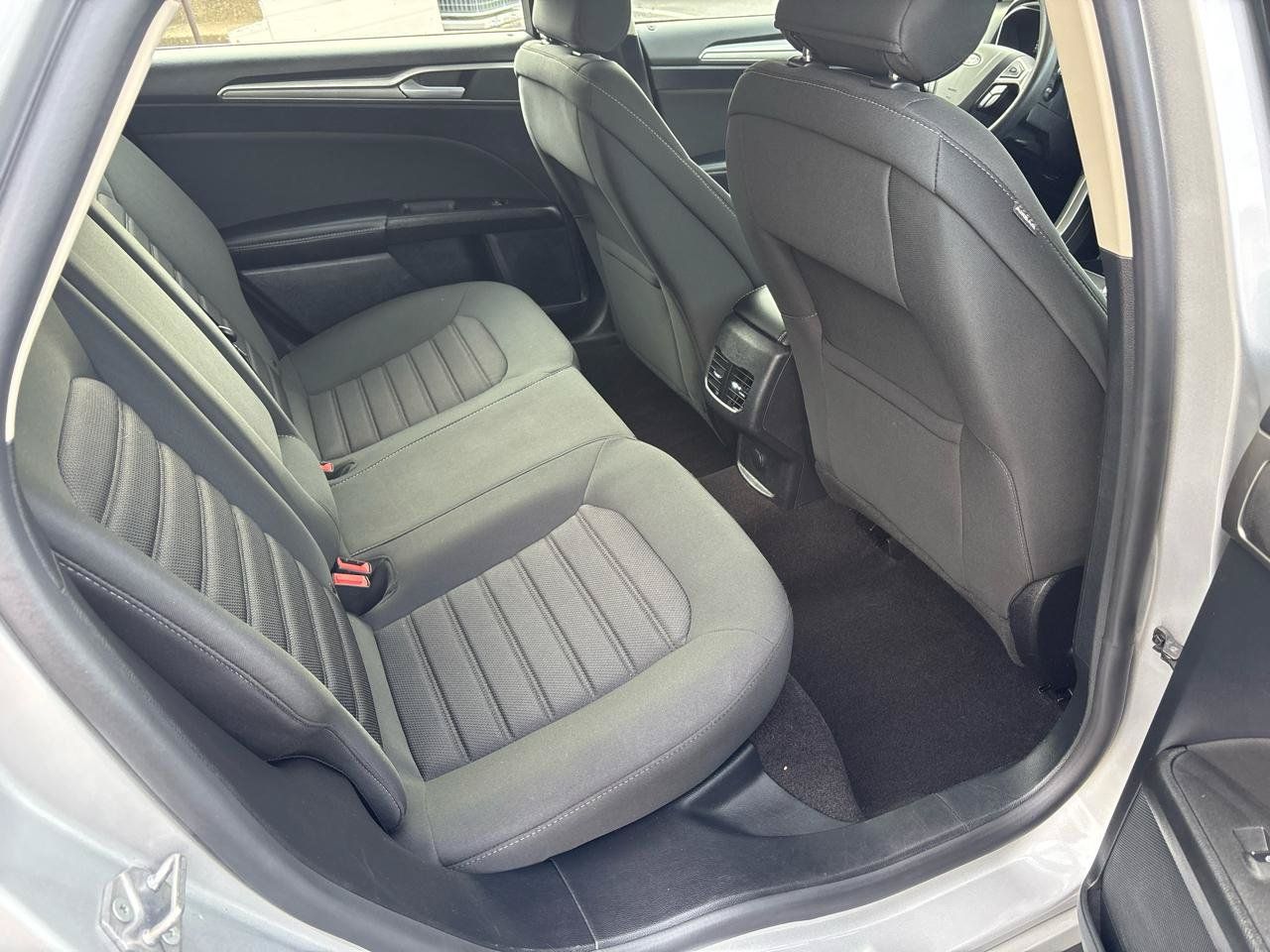 Used 2019 Ford Fusion SE FWD image 32