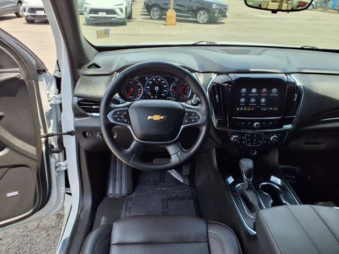 Used 2023 Chevrolet Traverse High Country FWD image 3