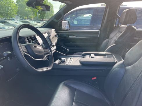 Used 2024 Jeep Wagoneer L Series II image 5