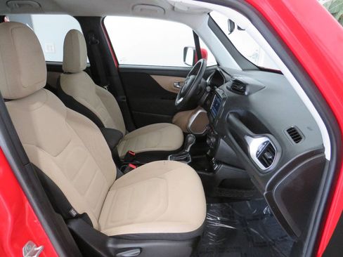Used 2018 Jeep Renegade Latitude FWD image 11